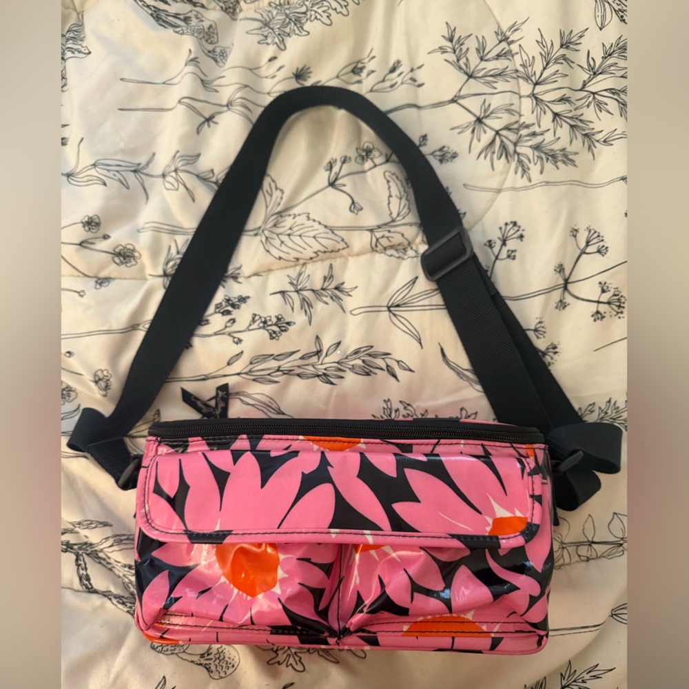 Retired Vera Bradley “Loves Me” Insulated Lunch Bag zip close & adjustable strap